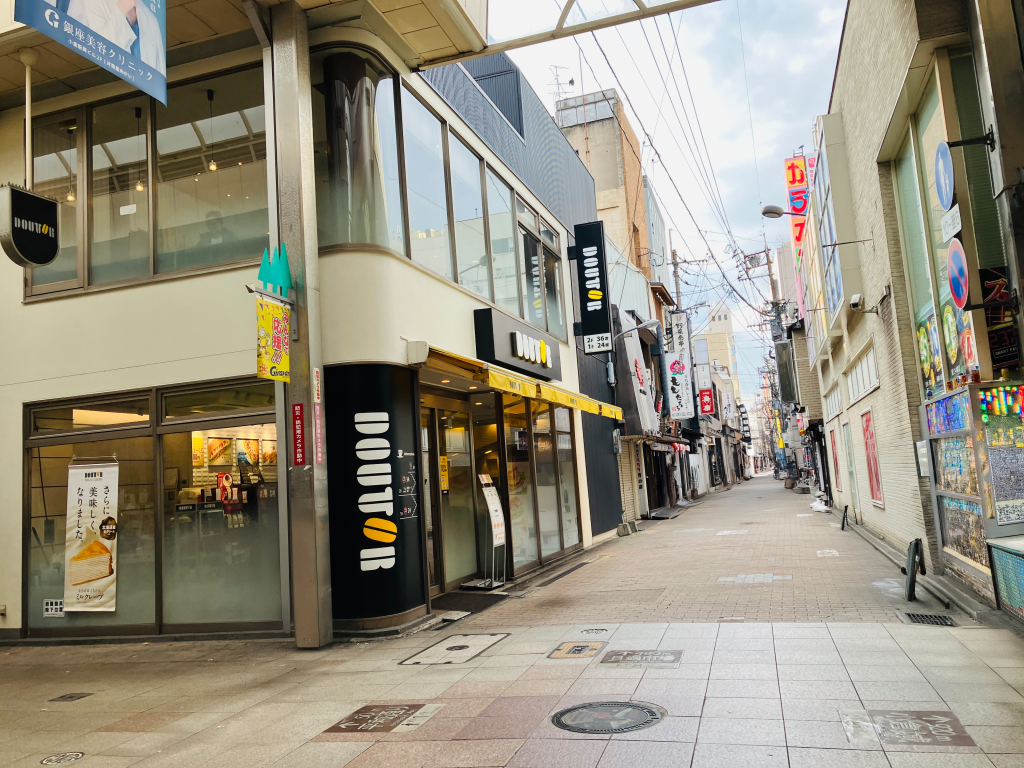 商店街内のメーテルと鉄郎マンホール