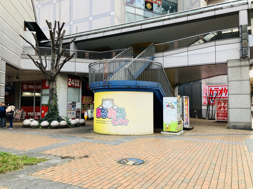 あるあるシティ前のメーテルマンホール