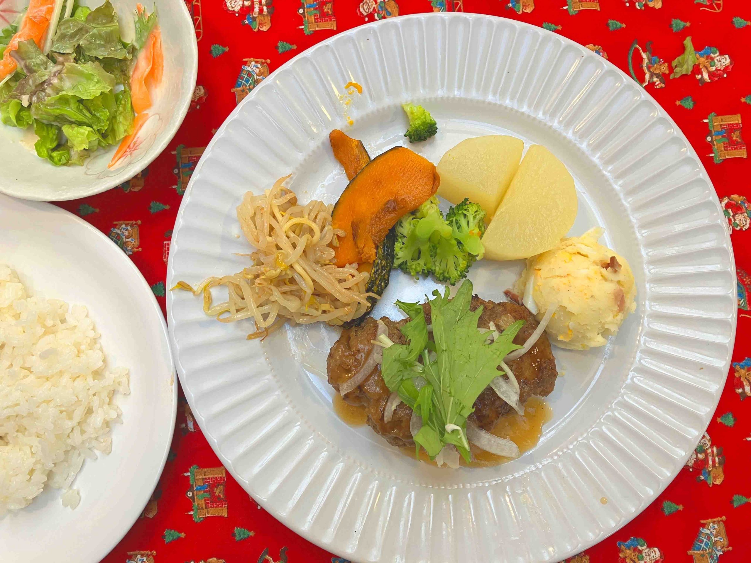 メイン・サラダ・ごはんorパンついて600円の定食!