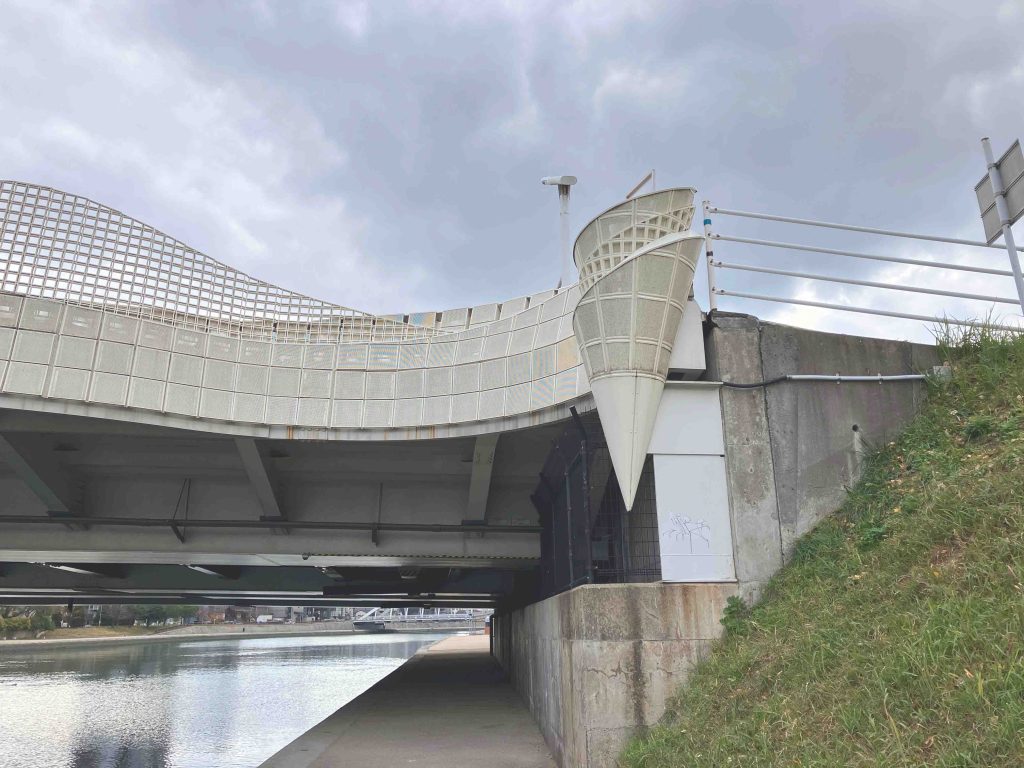 中の橋、河川沿いから撮影した様子