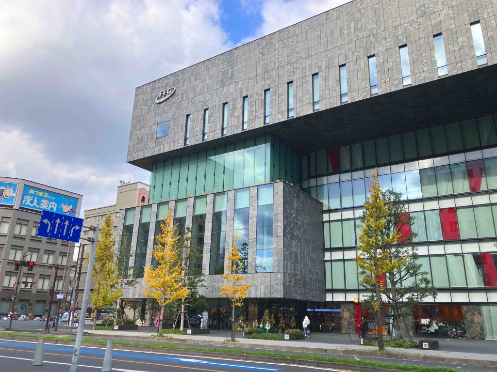 福岡銀行北九州本社ビルを道路を挟んで反対側から撮影した様子