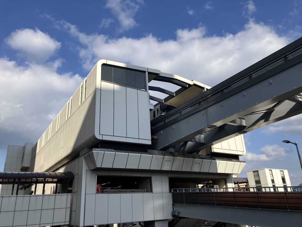 香春口三萩野駅の南口側で、歩道橋から撮影した様子