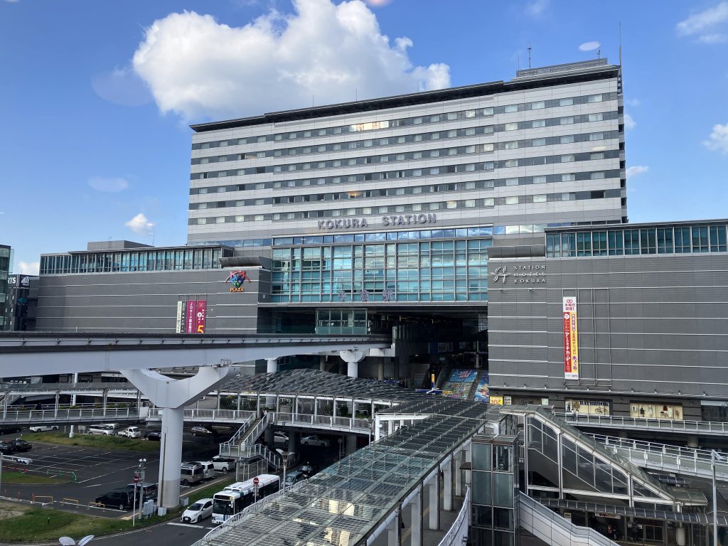 JR小倉駅南口をセントシティ4Fから撮影した様子
