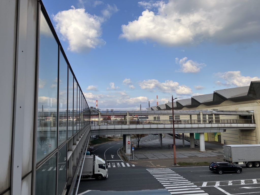 西日本総合展示場前歩道橋をペデストリアンデッキから撮影した様子