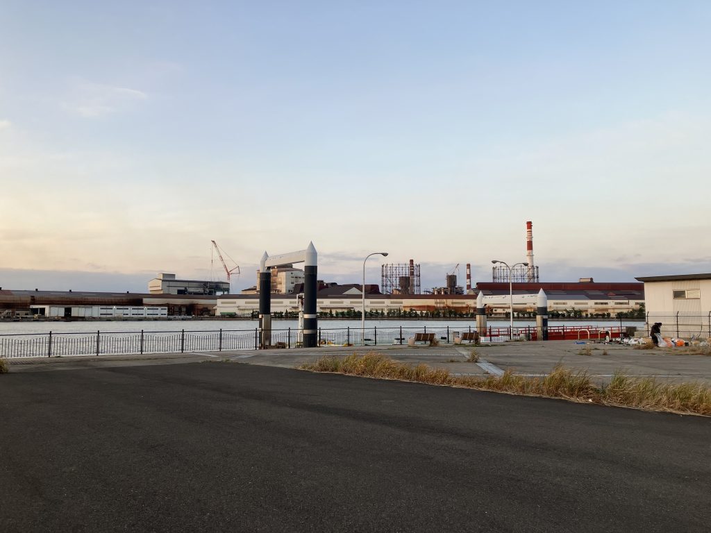 日本製鉄九州製鉄所を浅野緊急離発着場から撮影した様子